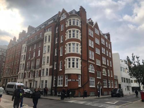 Elegant 2-bedroom flat next to British Museum, Londýn
