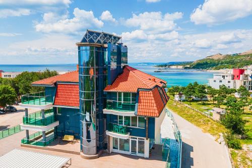 ทัศนียภาพภายนอกโรงแรม, Villa Viktor in คาวาร์นา