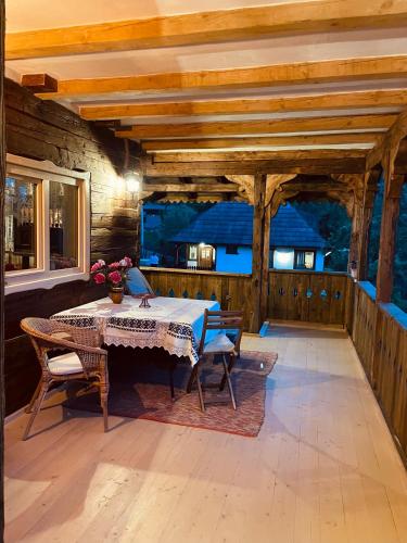 Inside, The Village- Wooden Hideaway in Costeşti (Dâmbovița)