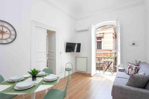 Two-Bedroom Apartment room in The house Politeama Palermo Historic center