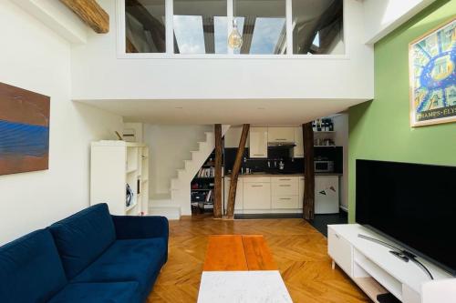 Bright duplex on the top floor - close to Opera