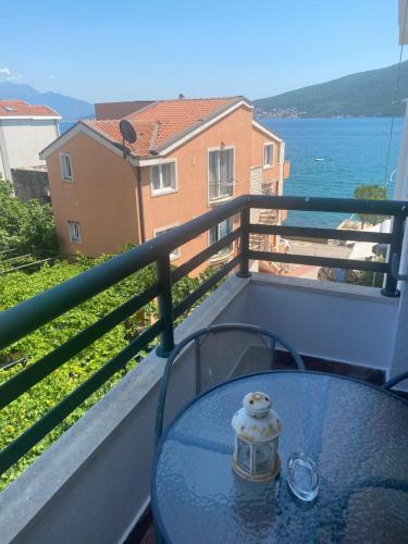 Beachfront two bedroom apartment Angelina in Denovici