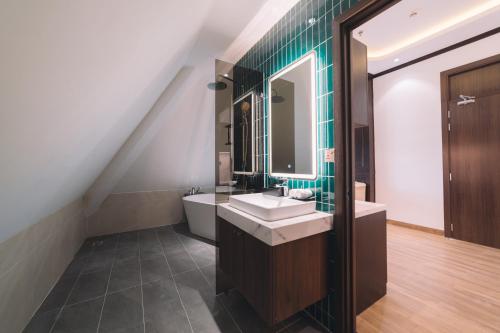 room detail thumbnail 2