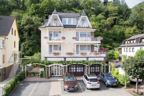 Apartment with Balcony and Castle View