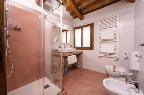 Zuhanyzó, La Tenuta Va Oltre in Bovolenta