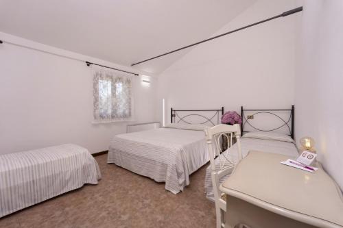 4 twin beds