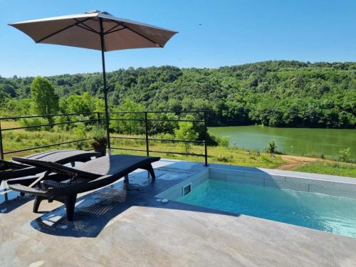 . Glamping A frame lake Heated pool
