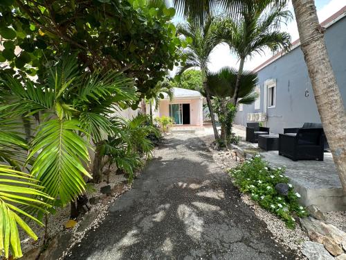 Studio Sleeps 2 with Free Parking in Simpson Bay