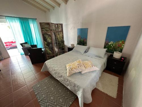 Studio Sleeps 2 with Free Parking in Simpson Bay