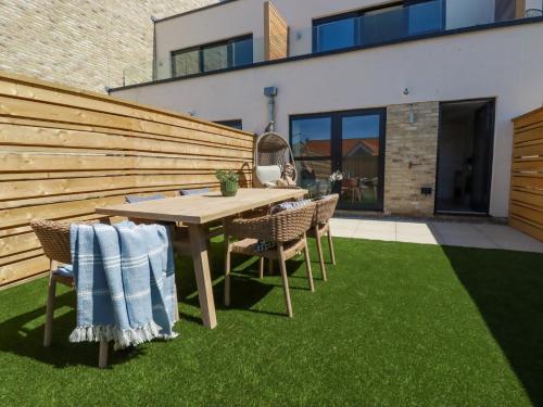Exterior view, 11 Ebbtide in Porth