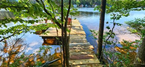 Omgivelser, Island Waterfront Glamping - HotTub, Boat, Pet Friendly in Old Forge (NY)