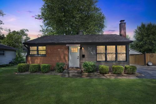 Comforting Retreat Near Woodfield Mall home in Rolling Meadows, USA