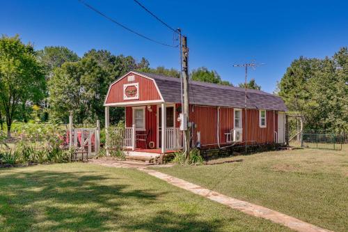 Paris Vacation Rental about 22 Mi to Mount Magazine!