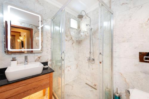 Deluxe Triple Room image 1
