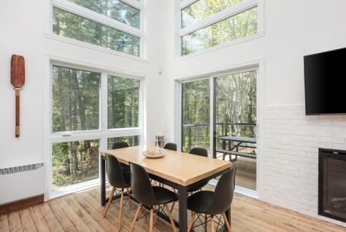 Létesítmények, Chalet Natür Lakefront - Hot Tub - Fireplace - Ski - Waterfront - Private big land - Pedal Boat (Chalet Natur Lakefront - Hot Tub - Fireplace - Ski - Waterfront - Private big land - Pedal Boat) in Saint-Alphonse-Rodriguez (QC)