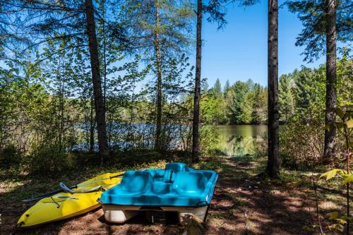 Chalet Natür - Lake Waterfront - Kayak & Pedal boat - Firepit - Private big land