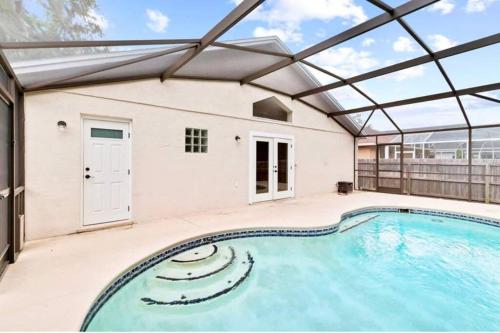 102 Pinewood Villa 4 bed with pool&Spa near Disney