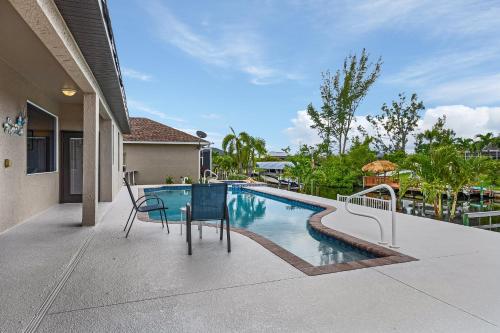 Gulf Access, Heated Pool, Sleeps 6 - Villa Peaceful Palms - Roelens Vacations