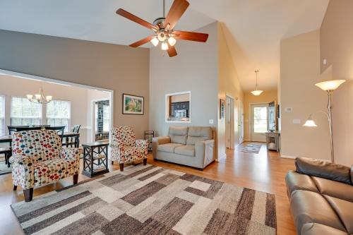 11 Mi to Greensboro Family Home with Hot Tub in แม็คลียส์วิลล์ (เอ็นซี)