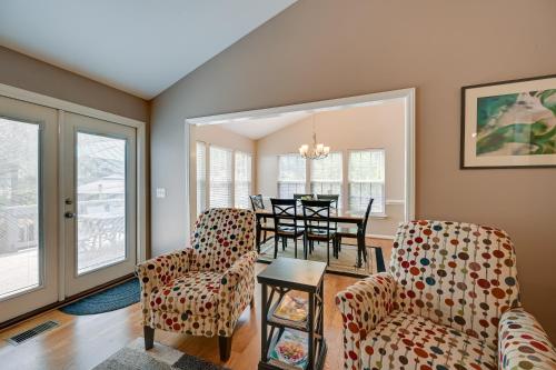 11 Mi to Greensboro Family Home with Hot Tub in แม็คลียส์วิลล์ (เอ็นซี)