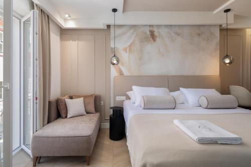 Deluxe Double Room with Balcony image 6