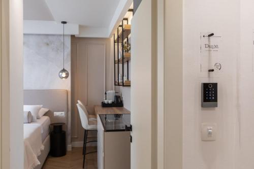 Deluxe Double Room with Balcony image 8