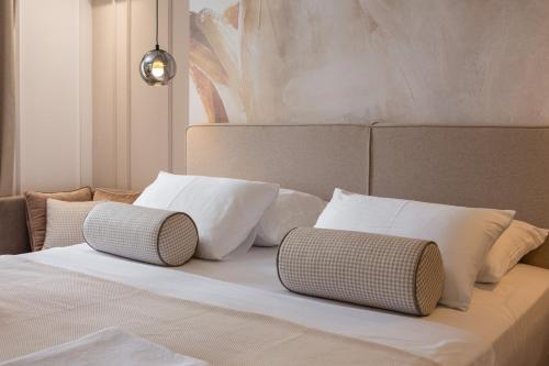 Deluxe Double Room with Balcony image 4