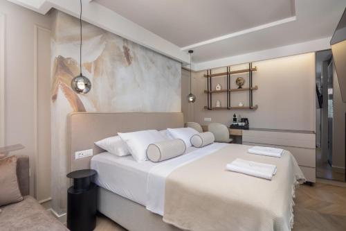 Deluxe Double Room with Balcony image 7