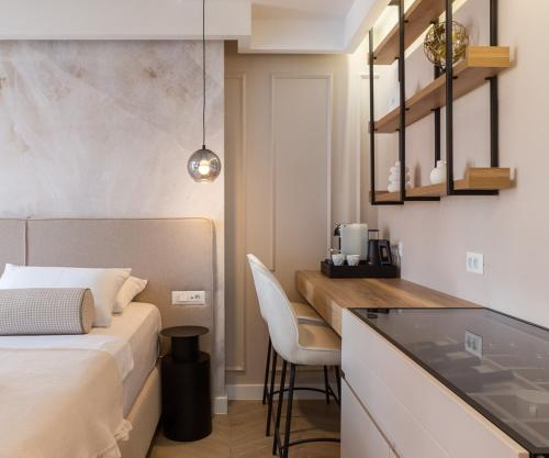 Deluxe Double Room with Balcony image 3