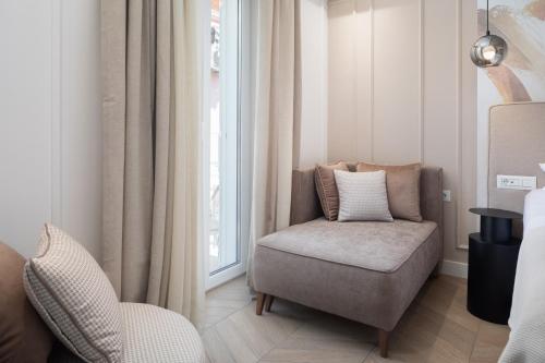 Deluxe Double Room with Balcony image 5