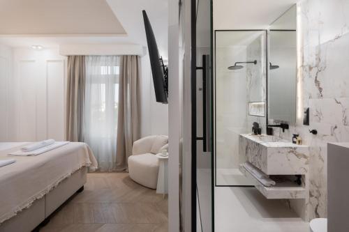 Deluxe Double Room image 6