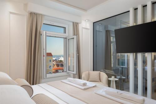 Deluxe Double Room image 7