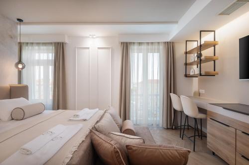 Double Room with Balcony image 3