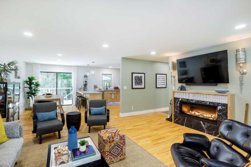 Modern Home with Hot Tub and Deck in Asheville! in Asheville, USA