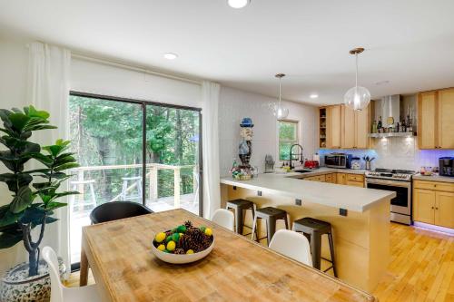 Modern Home with Hot Tub and Deck in Asheville! in Asheville, USA