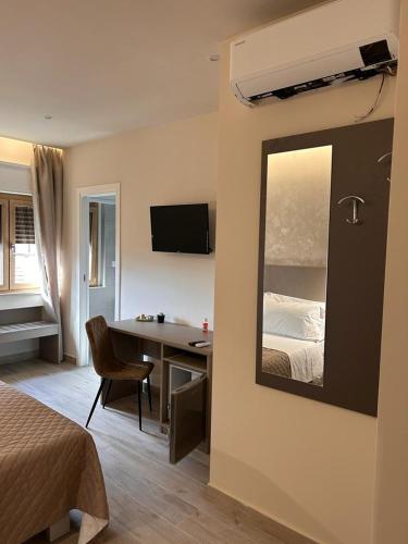 Deluxe Triple Room image 3