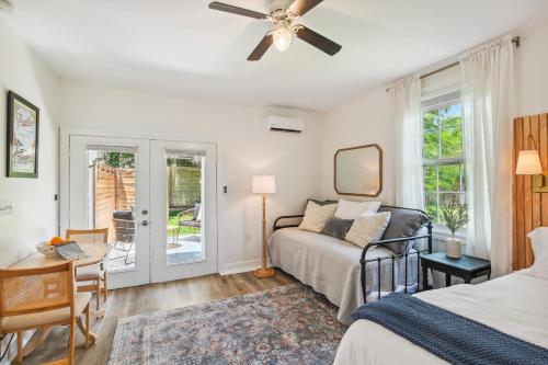 1 Mi to Downtown Franklin Bright Studio with Patio! in Franklin, USA