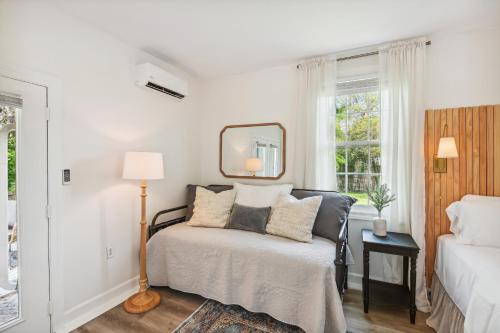 1 Mi to Downtown Franklin Bright Studio with Patio! in Franklin, USA