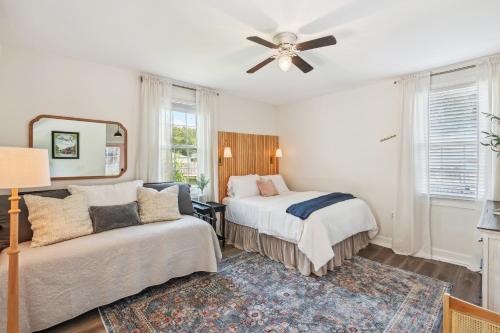 1 Mi to Downtown Franklin Bright Studio with Patio! in Franklin, USA