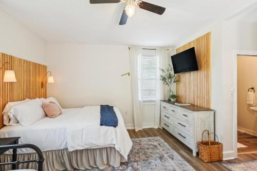 1 Mi to Downtown Franklin Bright Studio with Patio! in Franklin, USA