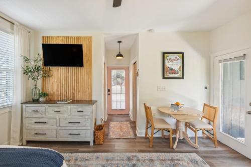 1 Mi to Downtown Franklin Bright Studio with Patio! in Franklin, USA