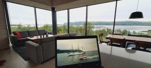 Senjavista, near nature, sea and mighty mountains in Hamn