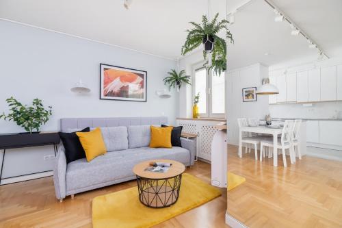 . Cozy Apartment Bartla 19 by Noclegi Renters