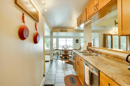Peaceful Fishermans Paradise with Deck and Fire Pit! - image 10