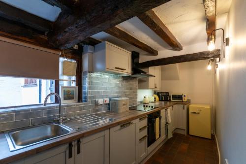廚房, Bewdley River Cottage - Free private gated parking for 2 cars - River front location in 比尤德利