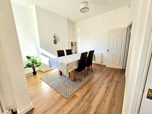 Kitchen, Entire house, Waterloo, free street parking in Crosby