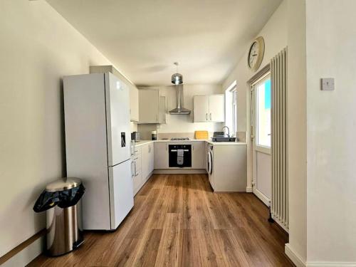 Kitchen, Entire house, Waterloo, free street parking in Crosby