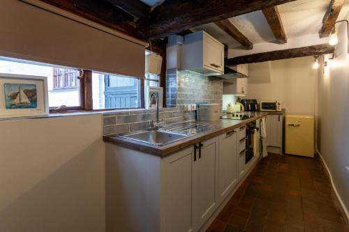廚房, Bewdley River Cottage - Free private gated parking for 2 cars - River front location in 比尤德利