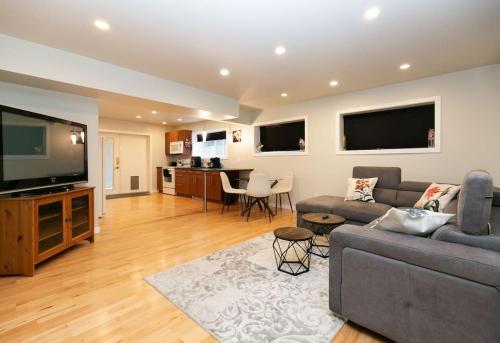 Lovely 1 Bedroom Suite Near Town in Victoria, Canada