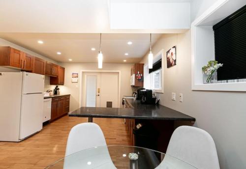 Lovely 1 Bedroom Suite Near Town in Victoria, Canada